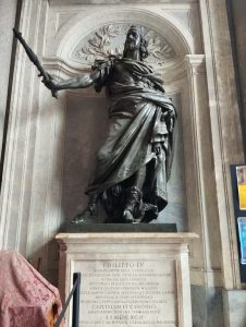 statua filippo roma madrid santa maria Filippo IV di Spagna in bronzo, progetto berniniano fuso da Girolamo Lucenti: un re-guerriero all’ingresso della basilica, segno del patronage spagnolo.