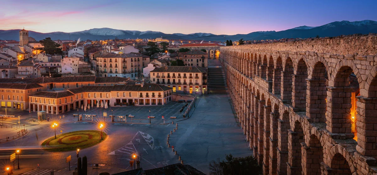 acquedotto romano al tramonto segovia spagna.jpg